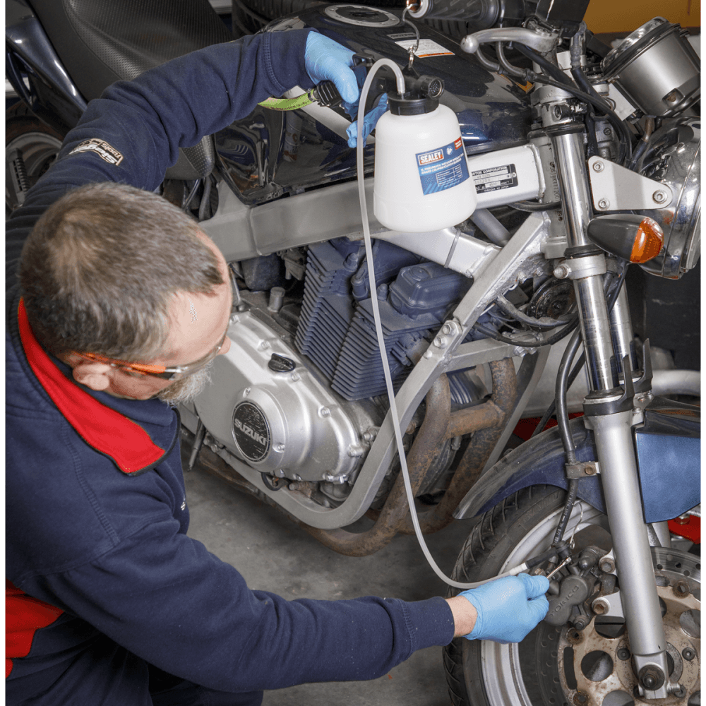 Sealey Brake Caliper/Clutch Bleeder 1L Pneumatic Vacuum Single & Twin Model No- VS020TC