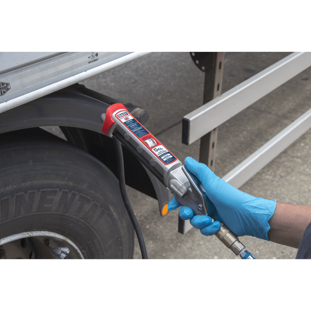 Sealey Professional Tyre Inflator with 2.75mtr Hose & Clip-On Connector Model No-SA37/94
