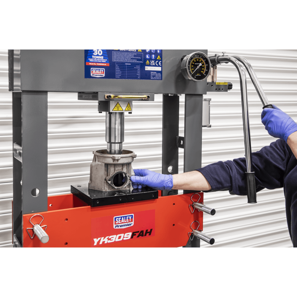Sealey Air/Hydraulic Press 30tonne Floor Type with Foot Pedal Model No-YK309FAH