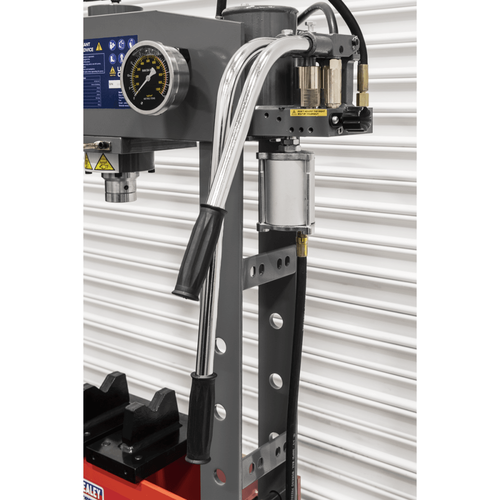 Sealey Air/Hydraulic Press 30tonne Floor Type with Foot Pedal Model No-YK309FAH