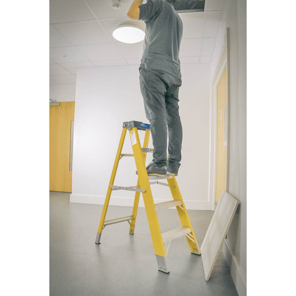 Sealey Fibreglass Step Ladder 4-Tread EN 131 Model No-FSL5