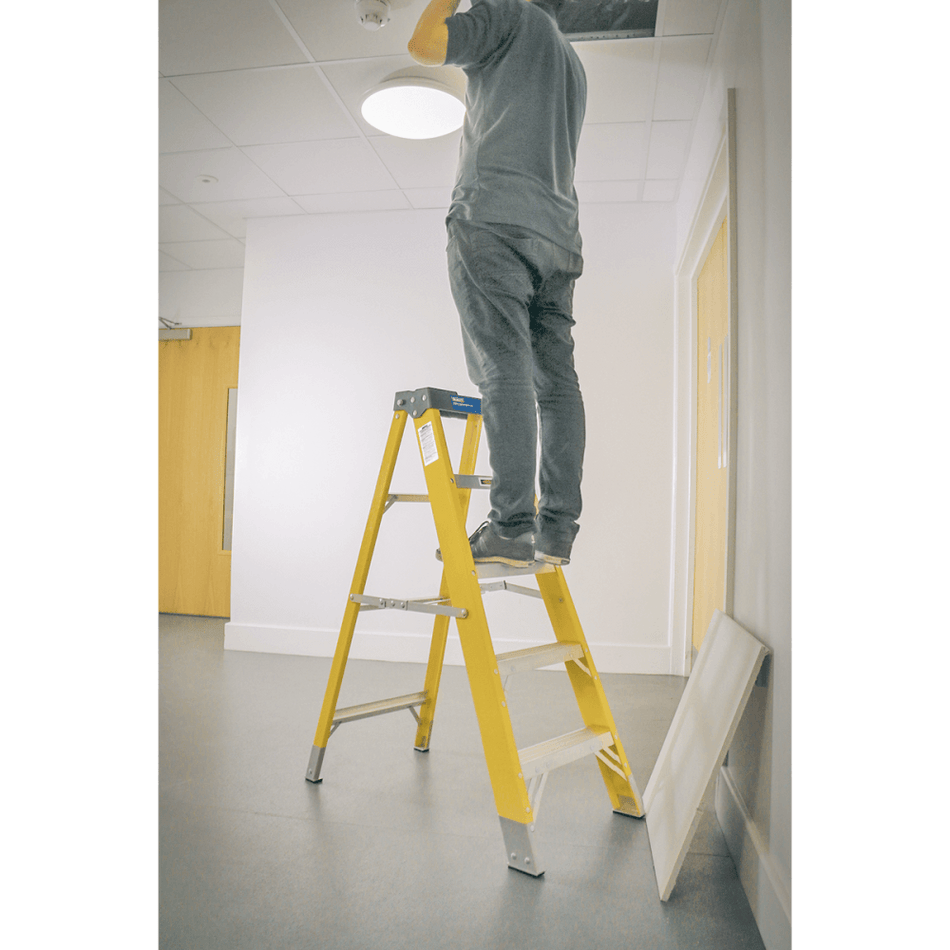 Sealey Fibreglass Step Ladder 4-Tread EN 131 Model No-FSL5