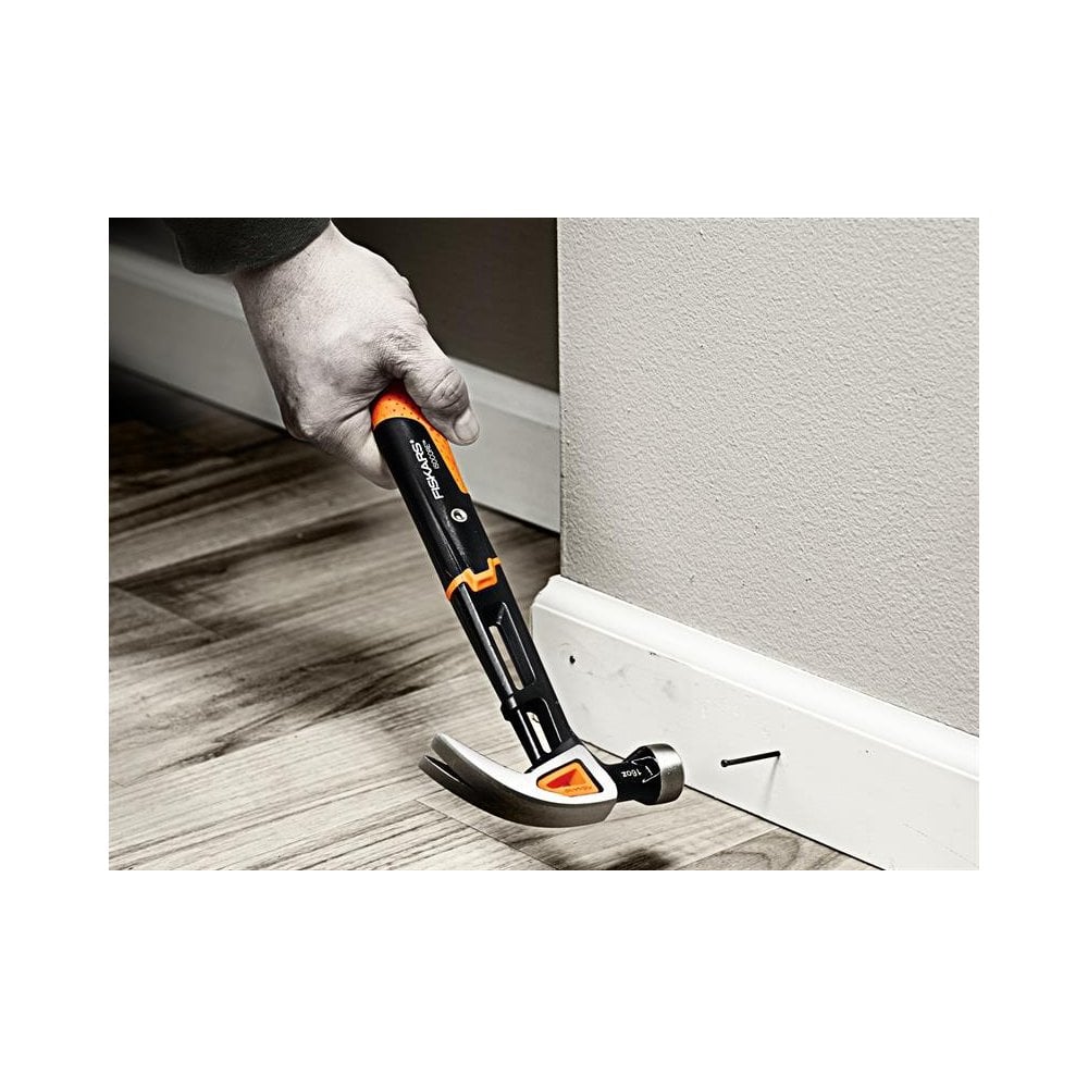 Fiskars IsoCore Curved Finishing Hammer 450g (16oz)