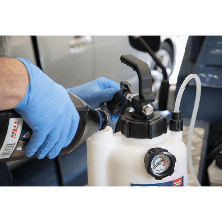 Pneumatic Brake & Clutch Bleeder 2.5L : Model No- VS830