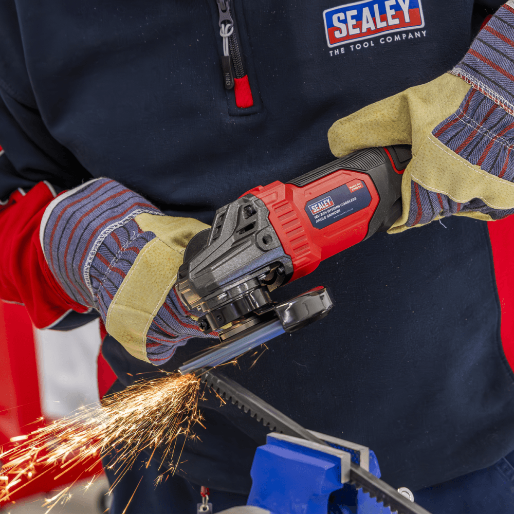 115mm Cordless Angle Grinder 18V 3Ah - Red Model No- CP401LI