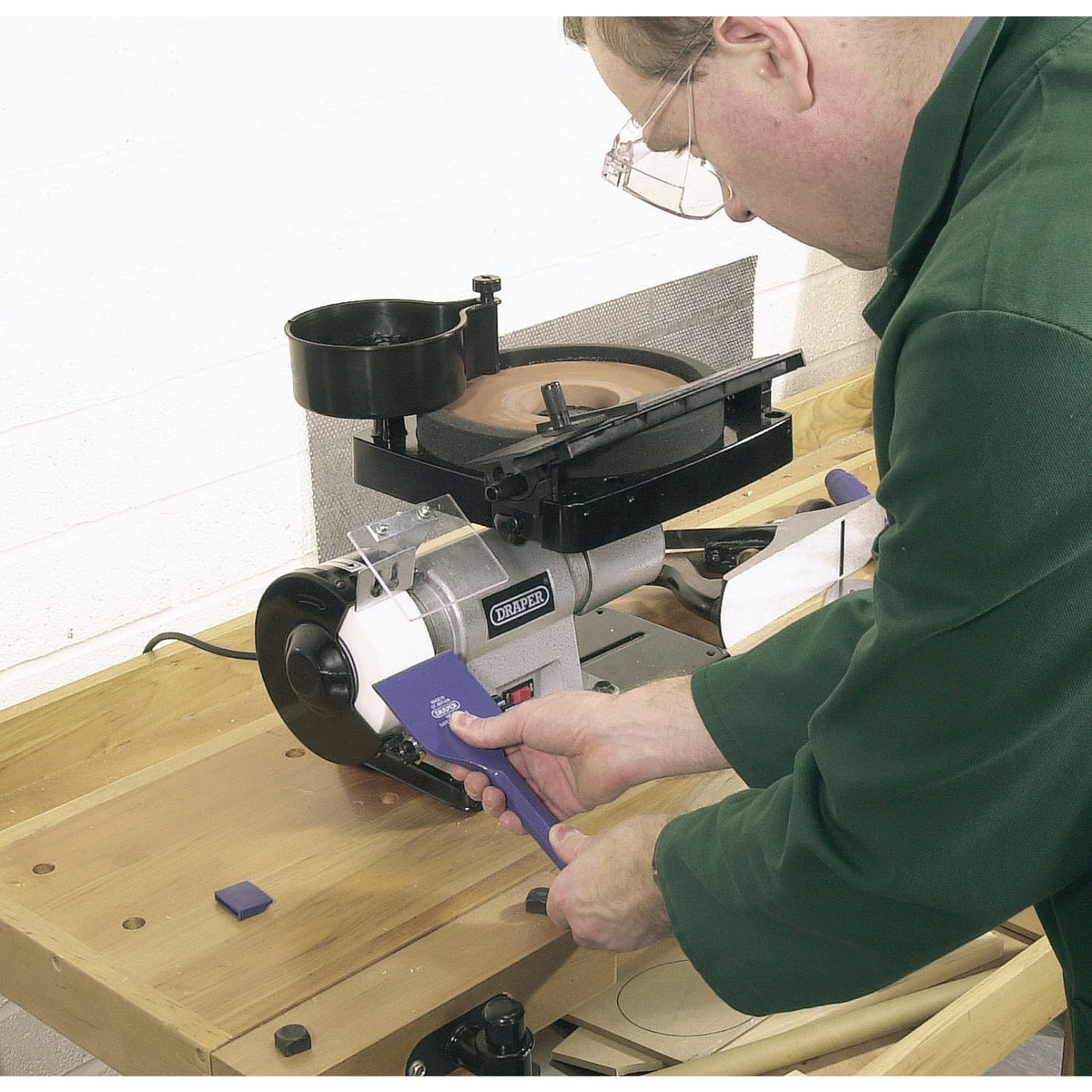DRAPER 230V Wet and Dry Bench Grinder: Model No.GWD205A