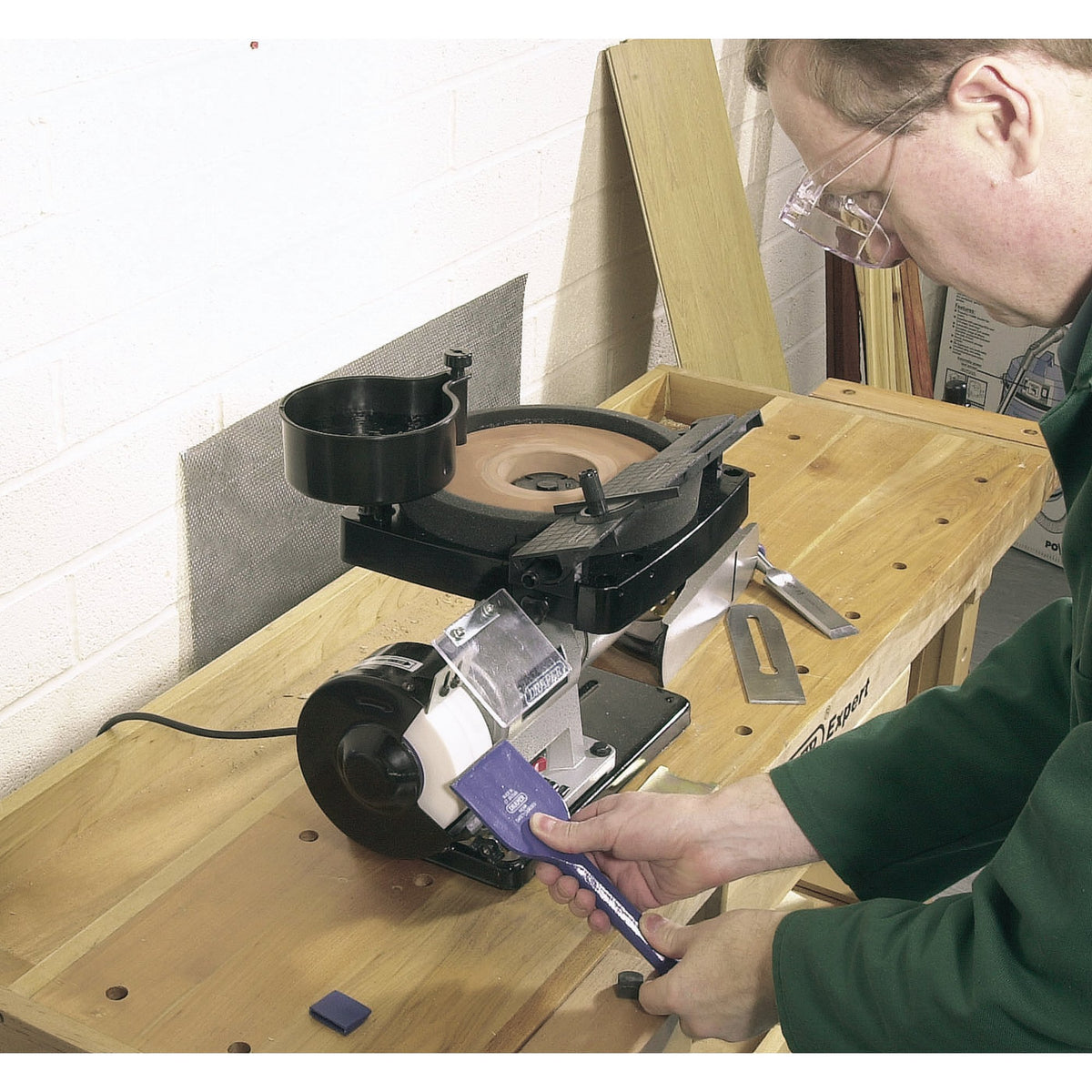 DRAPER 230V Wet and Dry Bench Grinder: Model No.GWD205A