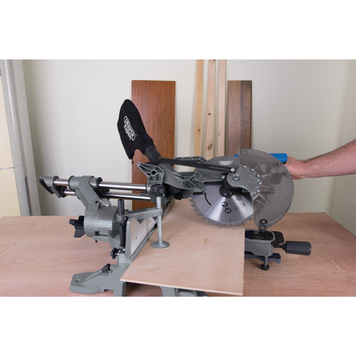 Double Bevel Sliding Compound Mitre Saw, 255mm, 2000W : Model No. SMS255E