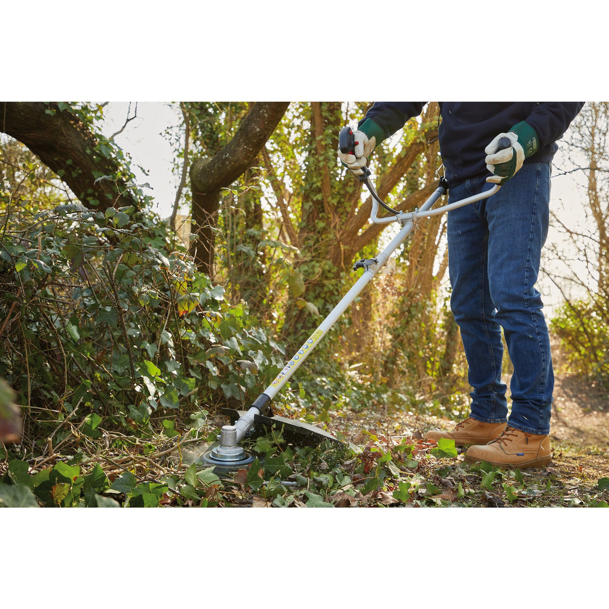Petrol Brush Cutter and Line Trimmer (32.5cc): Model No. GTP34