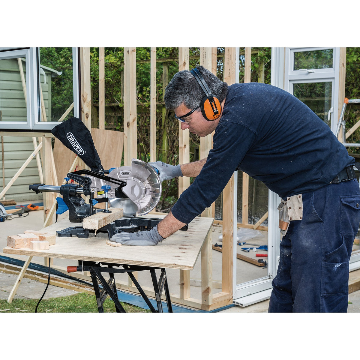 DRAPER 210mm 1500W 230V Sliding Compound Mitre Saw with Laser Cutting Guide: Model No. SMS210B