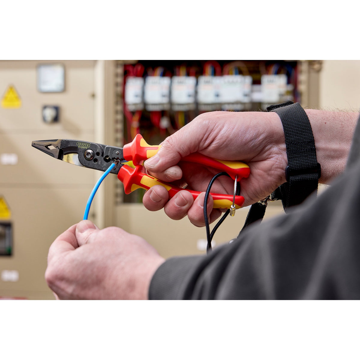 XP1000 VDE Tethered 8-in-1 Electricians Pliers, 215mm: No.XP1000EPV2