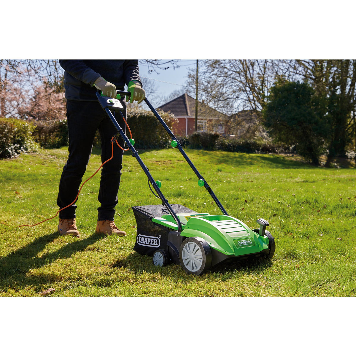 230V Lawn Aerator/Scarifier, 320mm: Model No. GLAS1500D