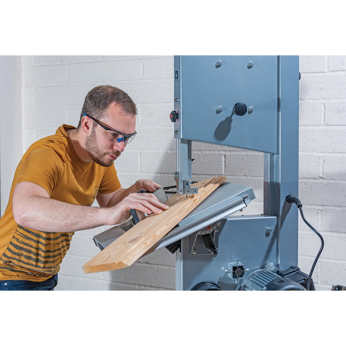 Draper 245mm Bandsaw (420W) Model No. BS245/420SF