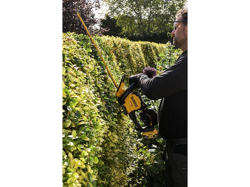 DCMHT567P1 XR Hedge Trimmer 18V 1 x 5.0Ah Li-ion