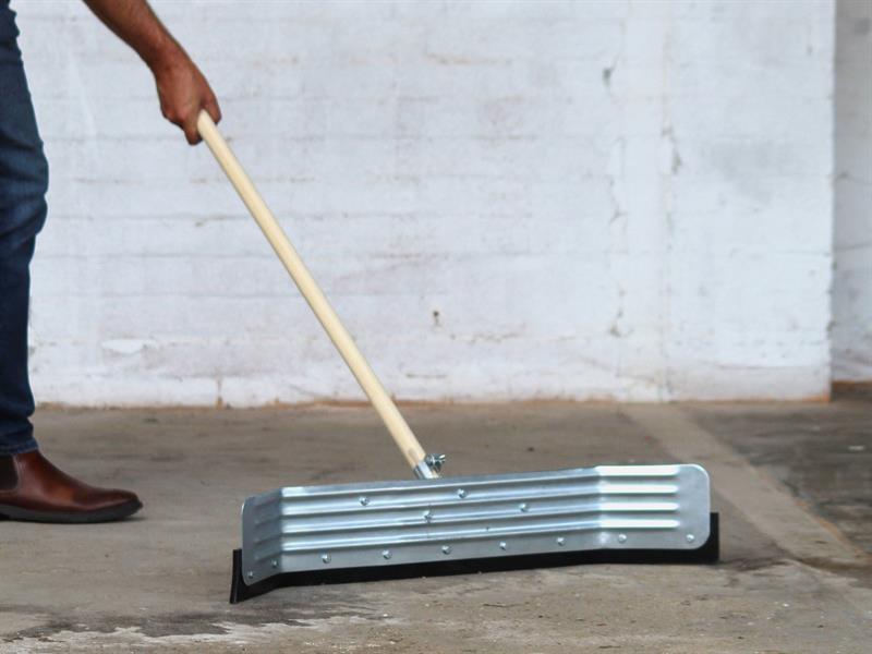 Heavy-Duty Winged Yard Squeegee 26in (660mm)