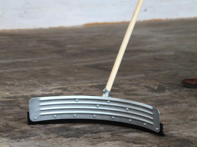 Heavy-Duty Curved Yard Squeegee 30in (762mm)