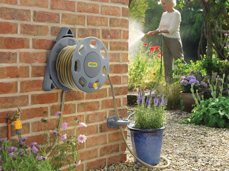 Hozelock 2420 Compact Wall Mounted Reel