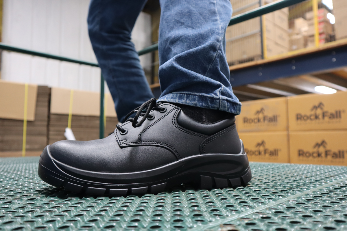 Pro Man PM4004 Black Wide Fitting Safety Shoe: Model No.PM4004