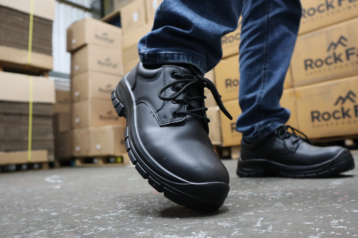 Pro Man PM4004 Black Wide Fitting Safety Shoe: Model No.PM4004