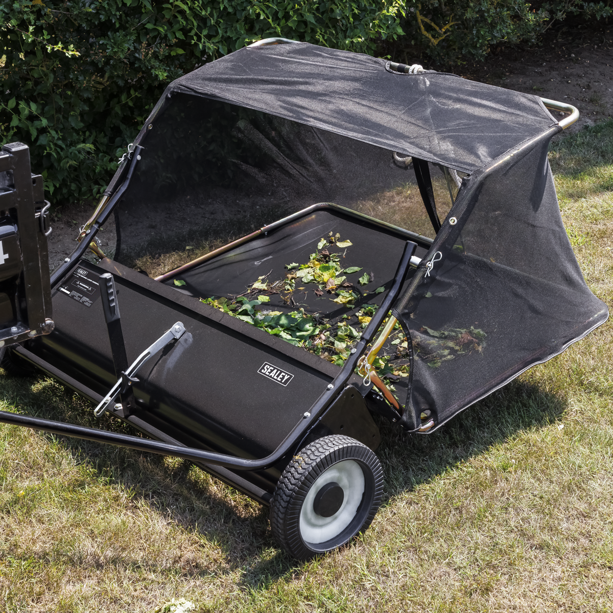 Sealey 42" Tow-Behind Lawn Sweeper Model No-SLS42T